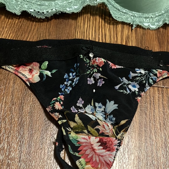 Two piece green lace bra and black floral thong - Picture 3 of 6